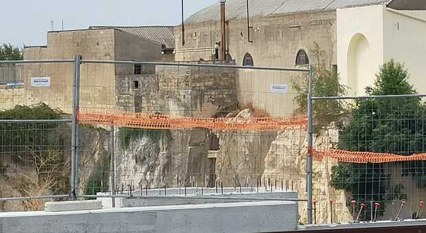 Lecce, ribaltamento della stazione al palo: acqua nella cava dismessa. Cantiere fermo da un anno