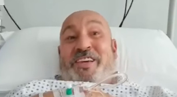 Maurizio Battista in ospedale: «Me la sono vista brutta, ma sono ancora qua»