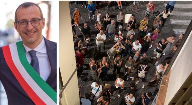 No vax, minacce sotto la casa del sindaco di Pesaro: «Vergogna squadristi, la mia famiglia spaventata»