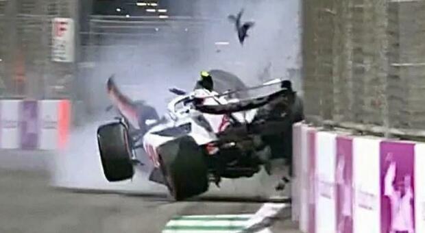 Mich Schumacher, violento incidente in Arabia Saudita: portato via in ambulanza