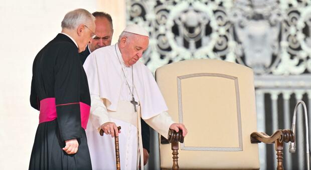 Papa Francesco e gli spostamenti in carrozzina: «È la vecchiaia, va accettata»
