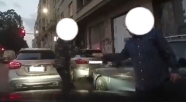 Milano, truffa dello specchietto: arrestati due pregiudicati. Tra le vittime un ventenne