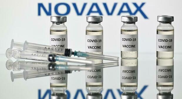 Novavax, consegne in ritardo. «Le dosi del nuovo vaccino arriveranno solo a fine mese»