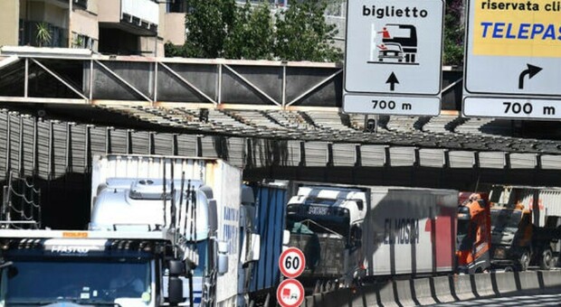Camion in fiamme, caos sulla A1 nel fiorentino: code fino a 10 km in direzione Roma