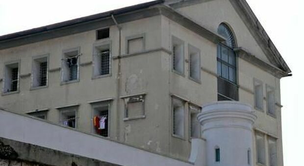Covid, contagi nel carcere di Bari: i detenuti protestano con una «battitura pacifica»