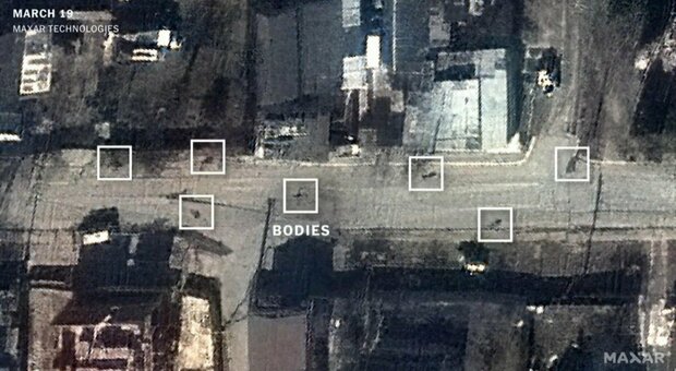 Bucha, le foto satellitari dei corpi che smentiscono Mosca. Il Ny Times: il massacro avvenuto a marzo