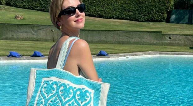 Chiara Ferragni a bordo piscina con la borsa Made in Salento