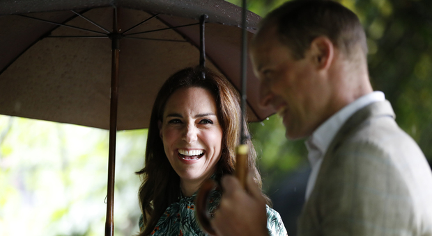 Kate Middleton coccola un bambino, la battuta di William preoccupato: «Portatela fuori di qui»