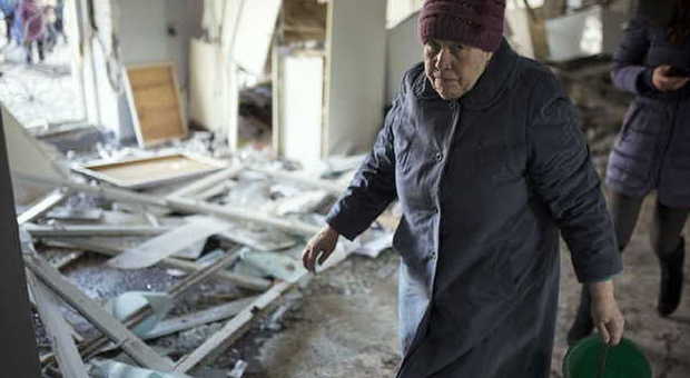Ucraina, piovono bombe a Donetsk: centrato un ospedale e un edificio residenziale