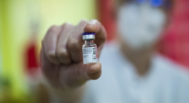 Vaccino Covid, otto persone hanno ricevuto 5 dosi a testa in Germania: 4 ricoverati in osservazione