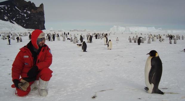 Un ricercatore e un pinguino al Polo Sud