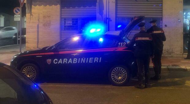 Accoglie i carabinieri in casa con una pistola: arrestato