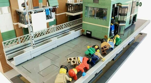 Fantozzi diventa un Lego, la scena del balcone e del bus in Tangenziale est ricostruita coi mattoncini