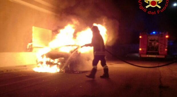 Salento, auto incendiata e notte di paura a Corigliano d'Otranto: immagini al vaglio dei Carabinieri