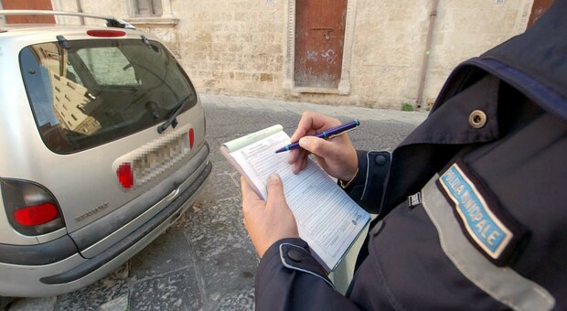 Auto senza assicurazione parcheggiate per strada: 50 sequestri in un anno