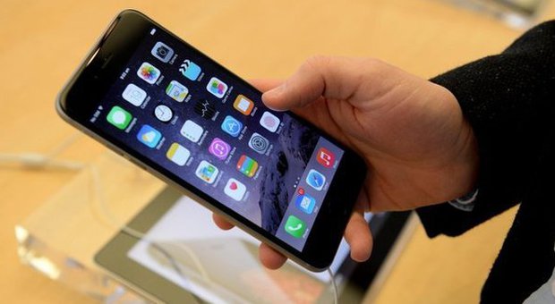 iPhone 6 problemi con iOS 8.0.1: Apple ritira l'aggiornamento