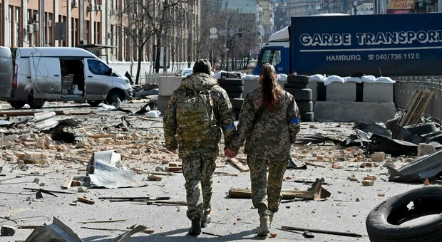 Ucraina, diretta guerra: missili sui civili, bombardato un teatro a Mariupol. «Era un rifugio di sfollati»