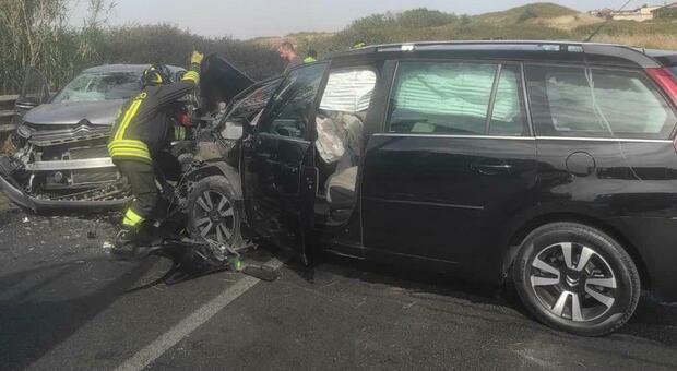 Frontale tra due auto sulla Prenestina: quattro feriti, anche una mamma con due bambini