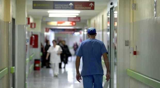 Tensione in ospedale, infermiere aggredito dal familiare di un paziente