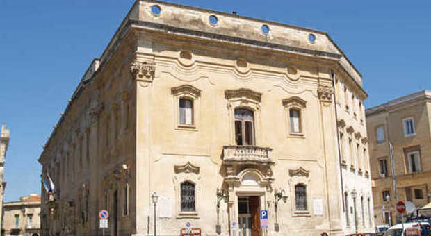 Orologi, borsoni e anche profilattici: al Comune di Lecce un ufficio per gli oggetti smarriti
