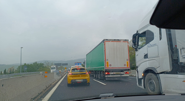 Incidente sull'A14 a Bologna, coinvolta una cisterna: code per 11 km