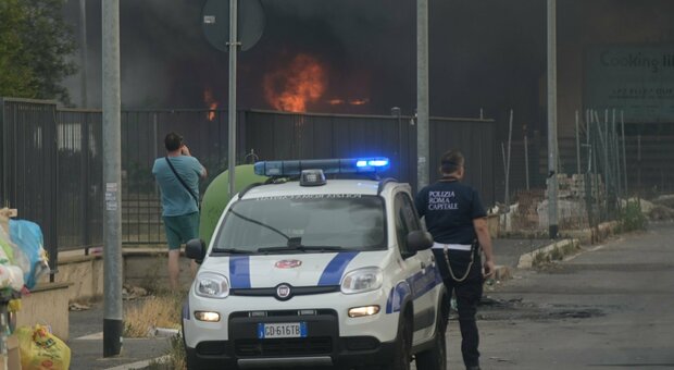 Incendi a Roma, anche il traffico ko: strade chiuse, edifici evacuati. Ed è caos anche sul Gra