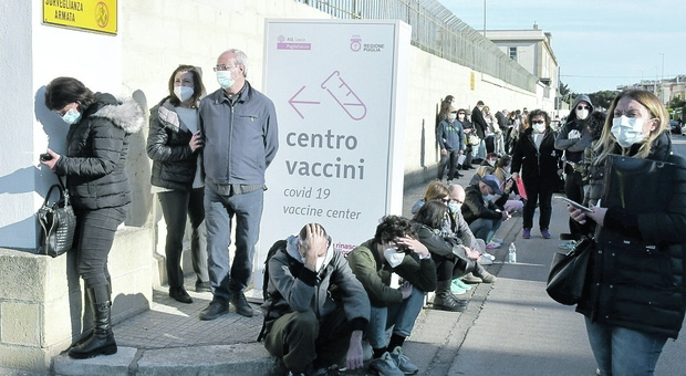 Hub vaccinali, chiude Campi: residenti dirottati a Lecce