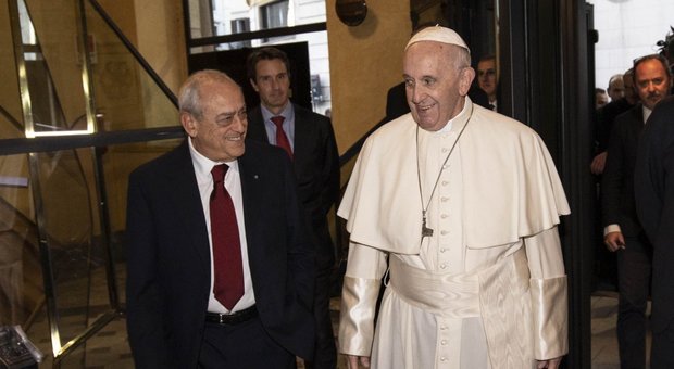 Il Papa saluta gli ammalati in piazza di Spagna e visita la sede del Messaggero
