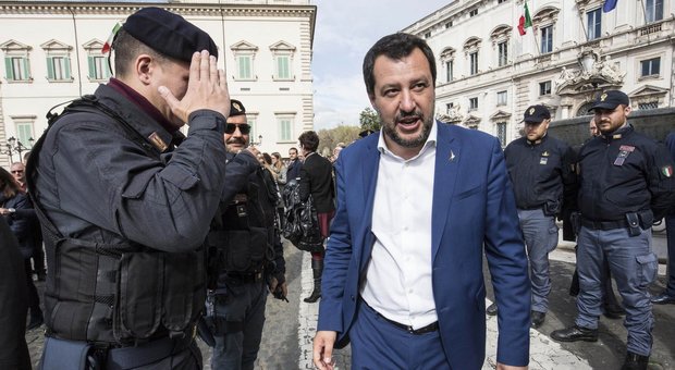 Pistola elettrica, Salvini: «Da giugno sarà in dotazione alle Forze dell'Ordine»