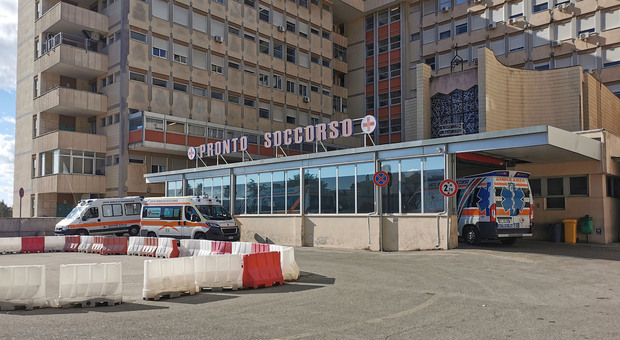 Lecce, «è una cervicale» e viene dimesso dall'ospedale. Si aggrava e muore: 22 medici indagati