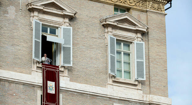 Papa Francesco regala 5 confezioni di paracetamolo ai dipendenti invece del panettone