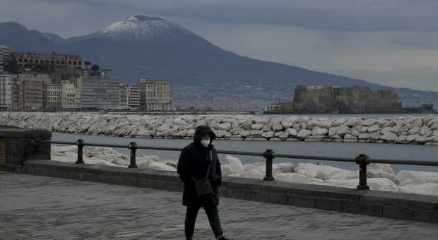 Il Vesuvio ricoperto di neve, dalla cima a quote più basse. Le immagini spettacolari