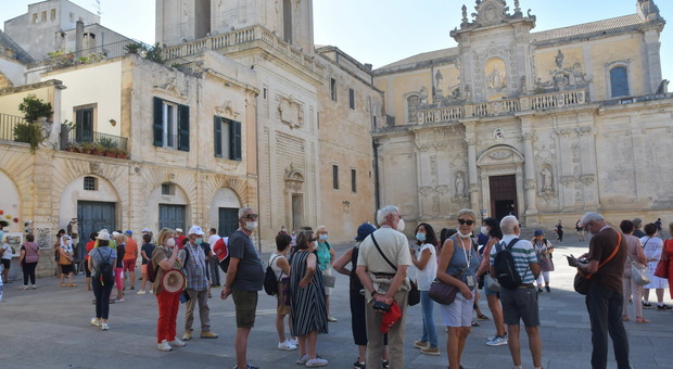 Lecce, il vescovo ai turisti: «Benvenuti nella bellezza di Lecce e delle nostre coste»