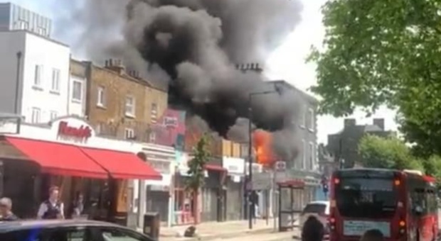 Paura a Londra, Camden Town va a fuoco: scoppia l'incendio che spaventa passanti e turisti