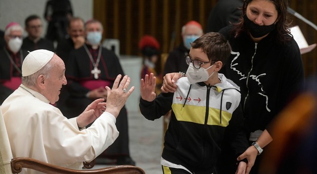 Fuori programma all'udienza generale: bimbo pugliese sale dal Papa e si siede al suo fianco. Lui lo accarezza: «Lo ringrazio per la lezione che ci ha dato»