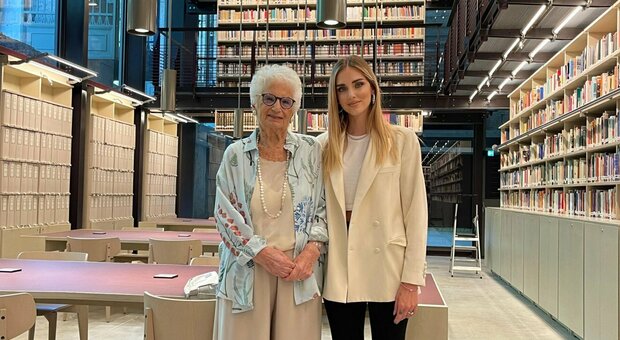Liliana Segre porta Chiara Ferragni al Binario 21: «Visita da nonna e nipote». E la influencer la ringrazia