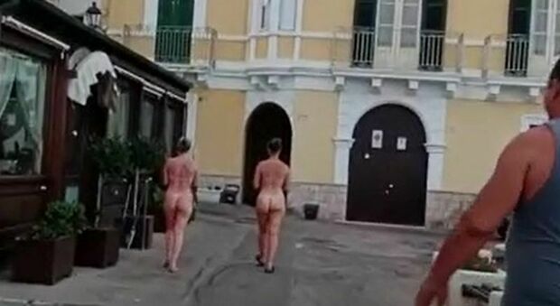 Due donne nude a spasso sui bastioni a Gallipoli: il video fa il giro delle chat
