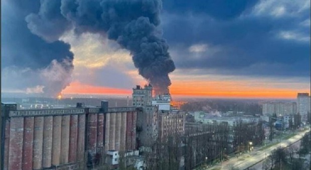 Russia, esplode un deposito di petrolio a Bryansk: sospetto attacco ucraino
