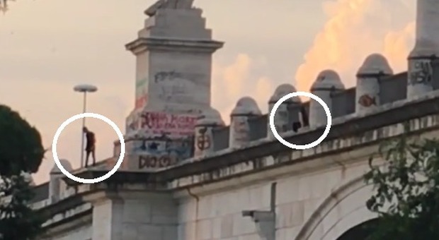 Roma, selfie sul ponte di Corso Francia: la folle moda che nessuno ferma