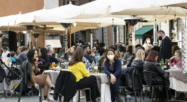 Zona gialla nel Lazio, a Roma pienone nei ristoranti. Gli esercenti: «Solo oggi fatturato da 5 milioni»