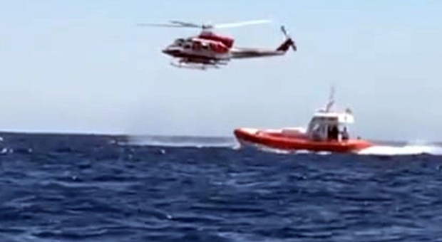 Rimorchiatore affonda al largo della Puglia, sette marittimi dispersi e un morto: ricerche in corso