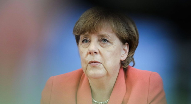 Migranti, la Ue: «I muri non risolvono il problema». Merkel: «C'è accordo, l'Italia va aiutata»