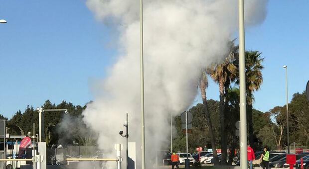 Brindisi, auto in fiamme in aeroporto: incendio domato dai vigili del fuoco