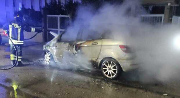 Incendio a un'auto nella notte: indagano i carabinieri