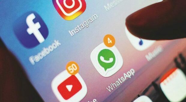 Stop a sms e abbonamenti "mangia-soldi" sullo smartphone: Agcom blocca le Sim contro i Servizi Premium