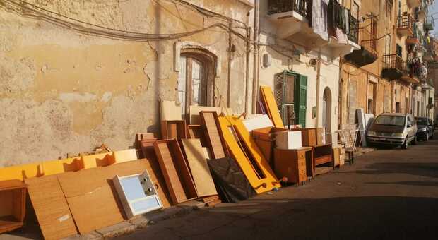 Ingombranti, porte e mobili lasciati in strada: a Taranto incivili beccati dalla telecamera e denunciati