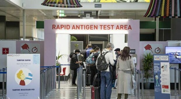 Il Covid torna a far paura: test negli aeroporti per chi arriva dalla Cina