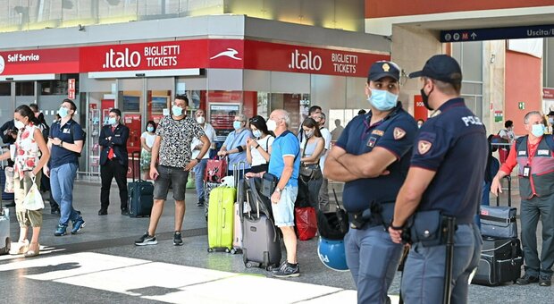 No vax e No green pass, proteste flop. Torino, attivista aggredisce un agente
