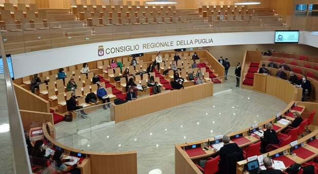 Puglia, stop ai nuovi eletti in consiglio: congelata la surroga decisa dal Tar