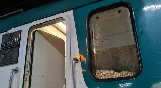 Finestrini rotti, estintori sul marciapiede: vandali in azione sul treno Bari-Lecce